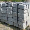 Kamień murowy z granitu surowo-łupany jasnoszary drobnoziarnisty