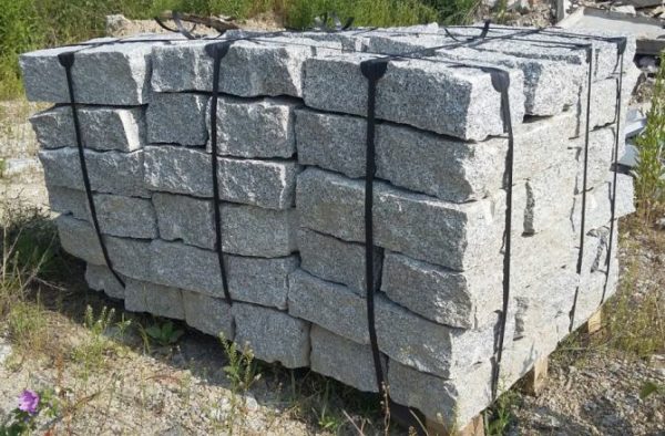 Kamień murowy z granitu surowo-łupany jasnoszary drobnoziarnisty